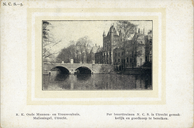 4390 Gezicht op de voorgevel van het Roomsch-Katholiek Wees- en Oudeliedengesticht (Maliesingel 67) te Utrecht met ...